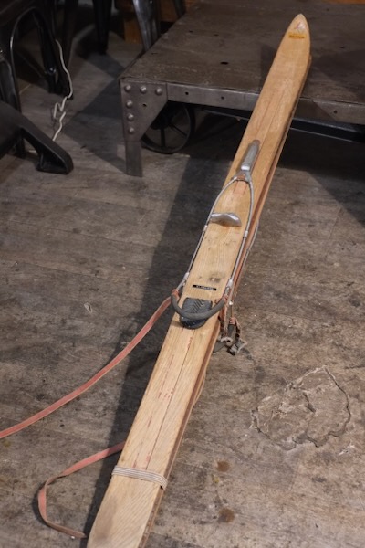 paire de skis ancien en bois 